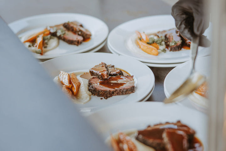 Besuchergruppe am langen Holztisch beim Wagyu-Tasting am Hof