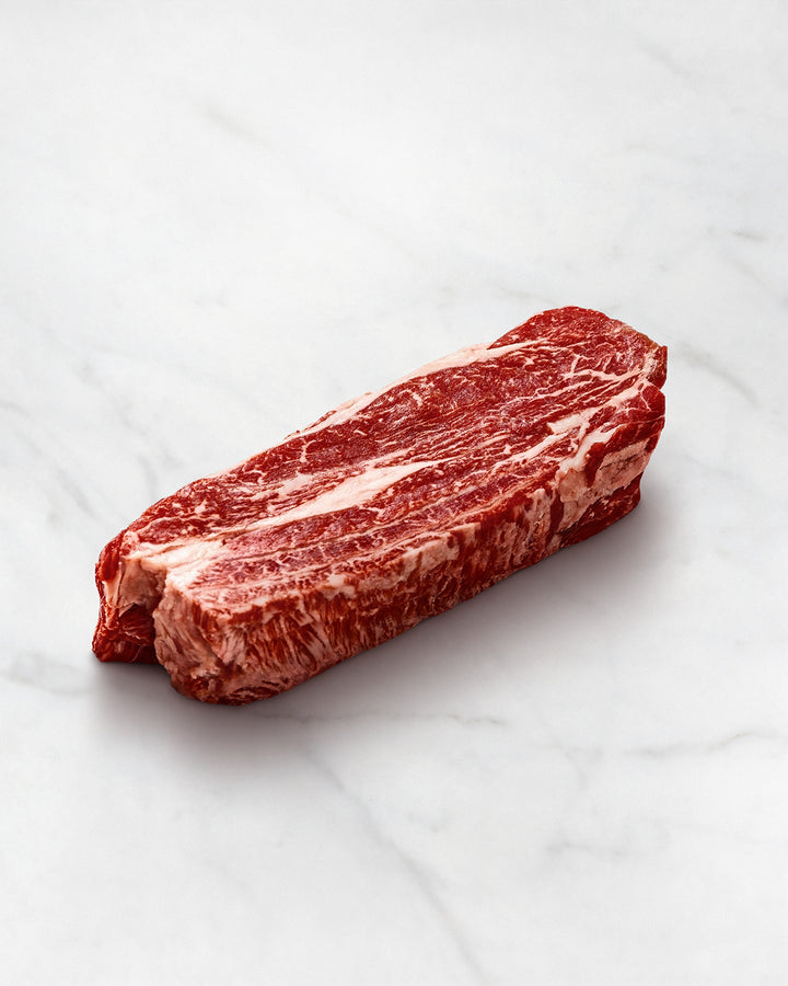 chuck Steak schneiden und vorbereiten, Chuck Steak Roast, rohes Wagyufleisch auf weißem Hintergrund, stark marmoriert, A5 Wagyu-Chuck-Steak, Chuck Steak grillen