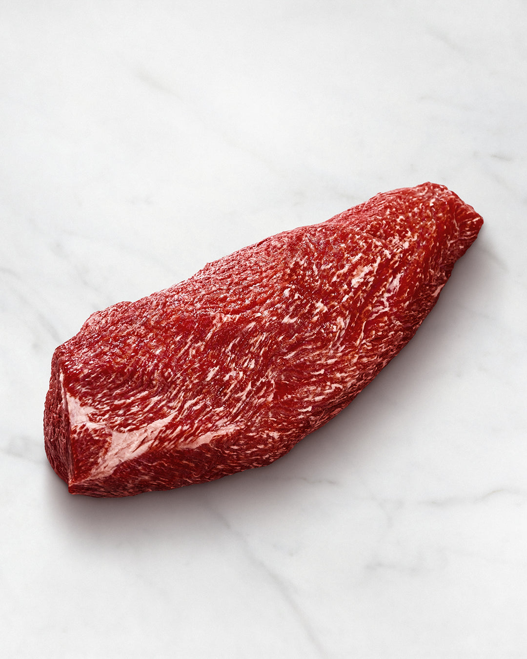 Wagyu-Schmorstück, Wagyu-Braten, Chuck Tender, Wagyu Falsches Filet als Bratenstück auf einem Brett, stark marmoriert, Falsches Filet grillen oder schmoren