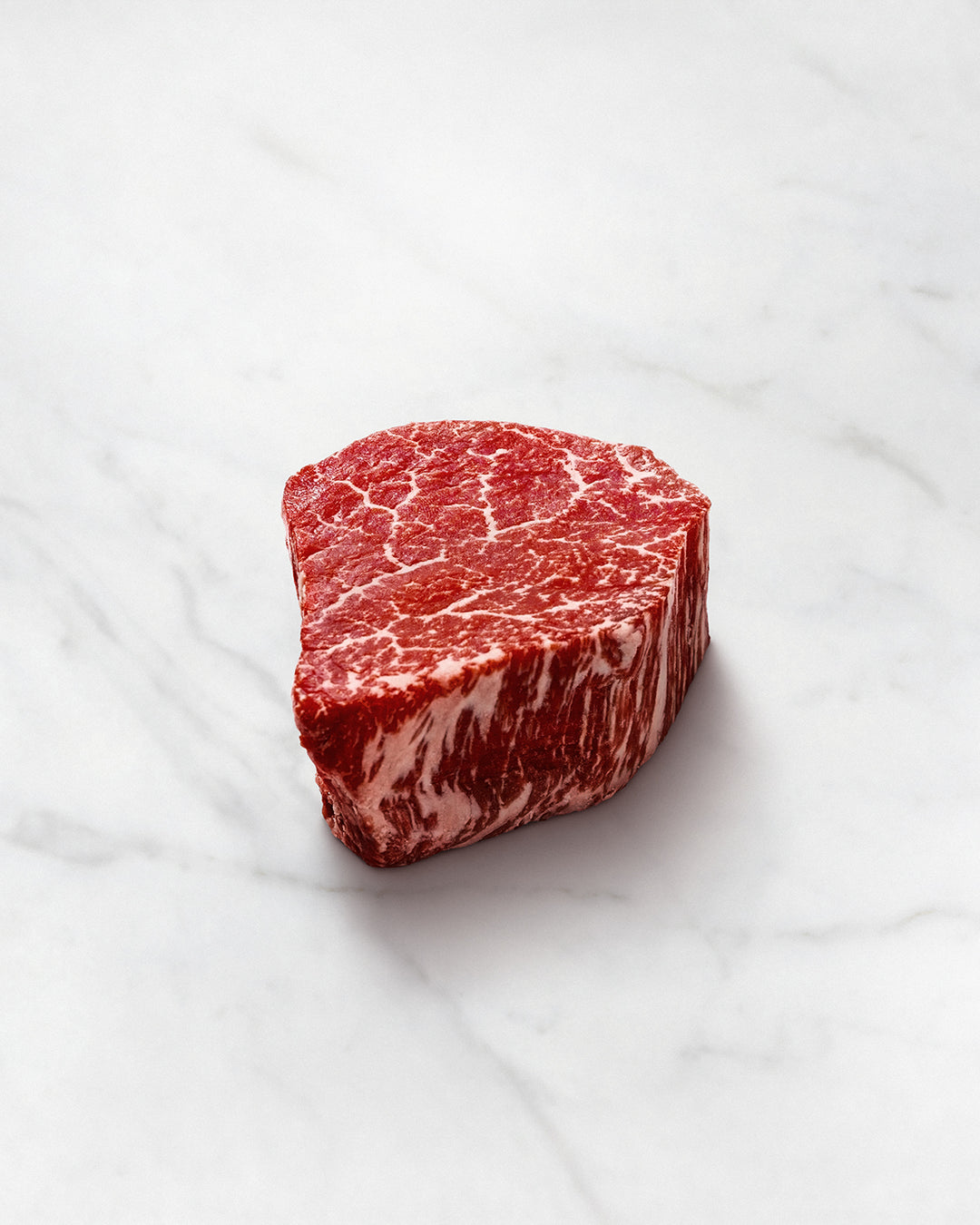 Filet Steak schneiden und vorbereiten, Chateaubriand, Wagyufleisch auf weißem Hintergrund, stark marmoriert, A5 Wagyu-Filet, Filet grillen, Luxus Steak