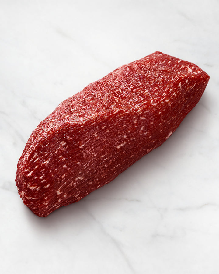 Wagyu Semerrolle auf weißem Hintergrund, Semerrole vom Wagyurind, Wagyu-Schinken, Gulasch, Zubereitung