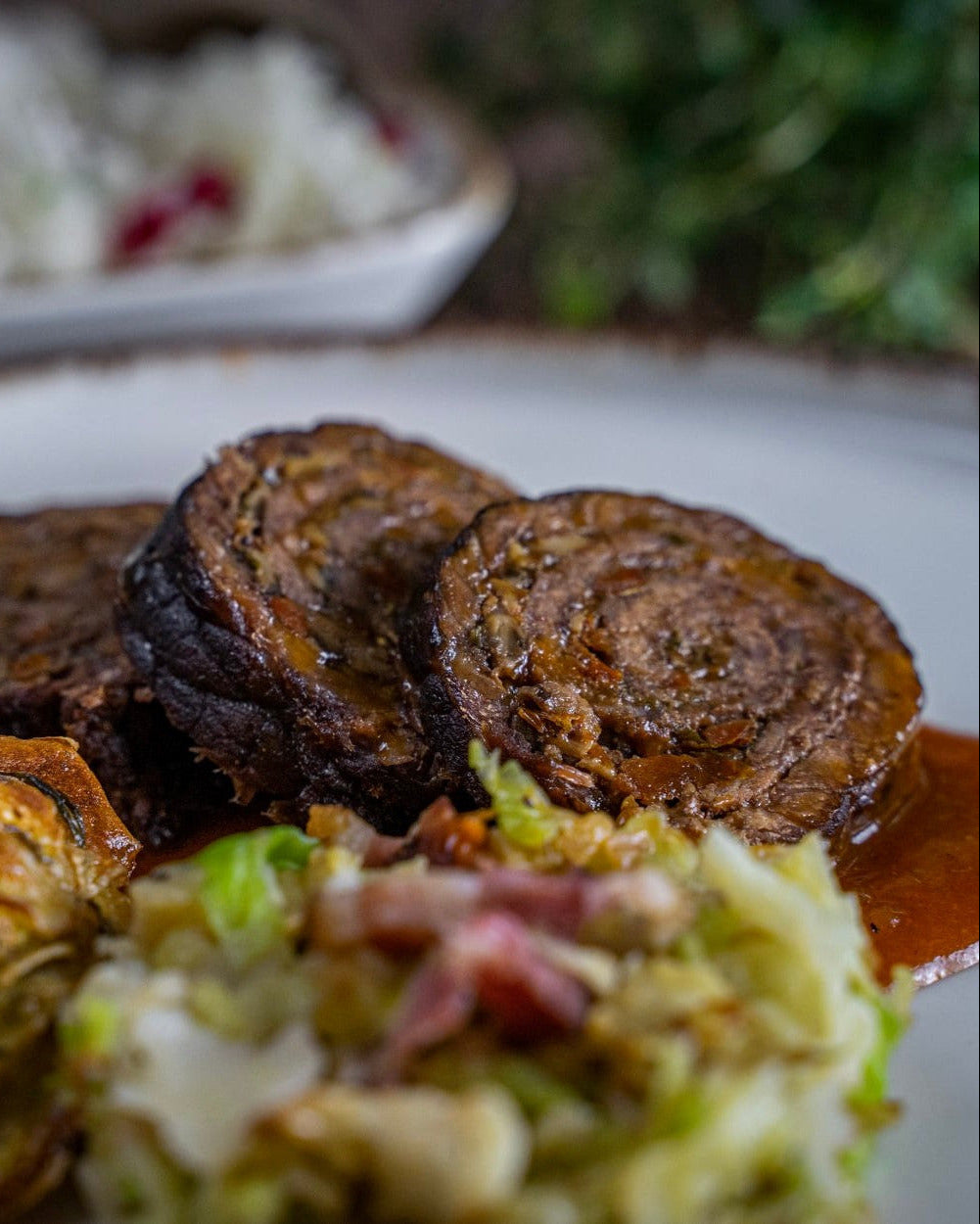 wagju-rulade, Wagyu Roulade mit Soße und Beilage serviert, Rezpt, Roulade online kaufen, Besonderes Fleisch für besondere Anlässe
