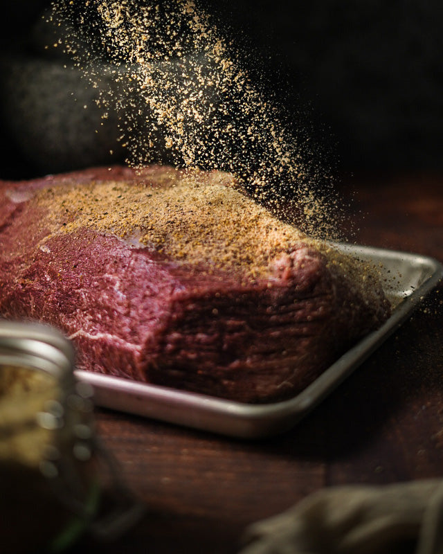 rohes Wagyufleisch mit Gewürzen, Schwanzrolle, Eye of Round, Semerrolle Zubereitung im Smoker