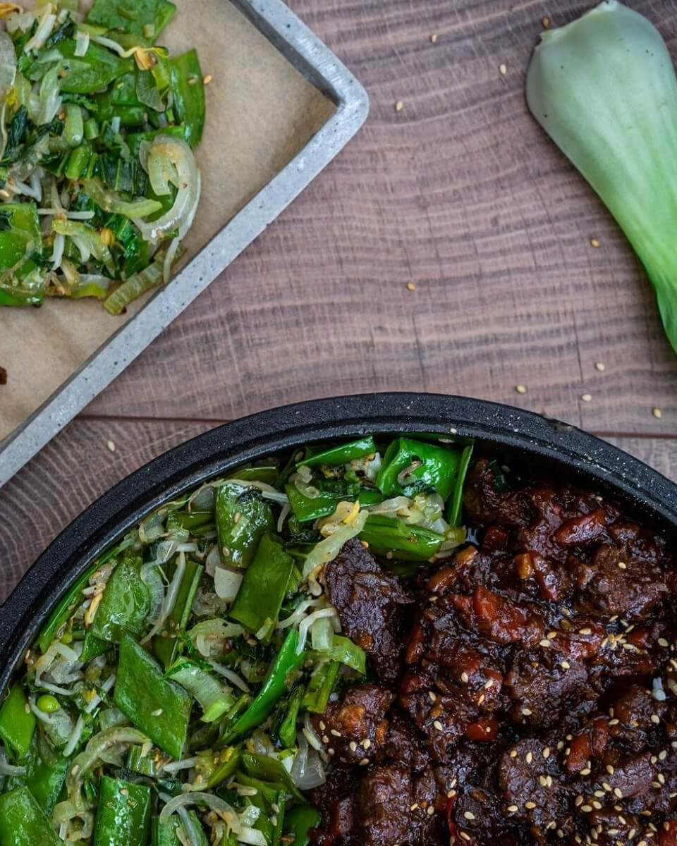 wagju-ossubuku schwarzem Teller mit Gemüse, Verwendungsvorschlag