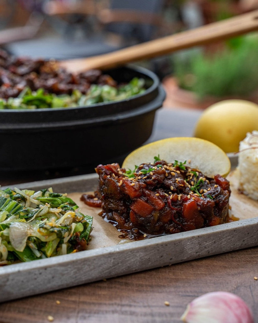 Wagyu-Ossobuco, Serviervorschlag, Beinscheibe mit Beilagen, Kobe Beef