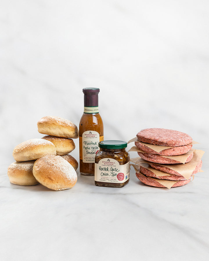 6er Wagyu Burger Set, 6 Burger, 6 Buns & 2 Saucen auf weißem Hintergrund, Wagyu Patties gestapelt, Wagyu Burger Combo, Wagyu Beef Patties Bundle, Luxury Burger Set