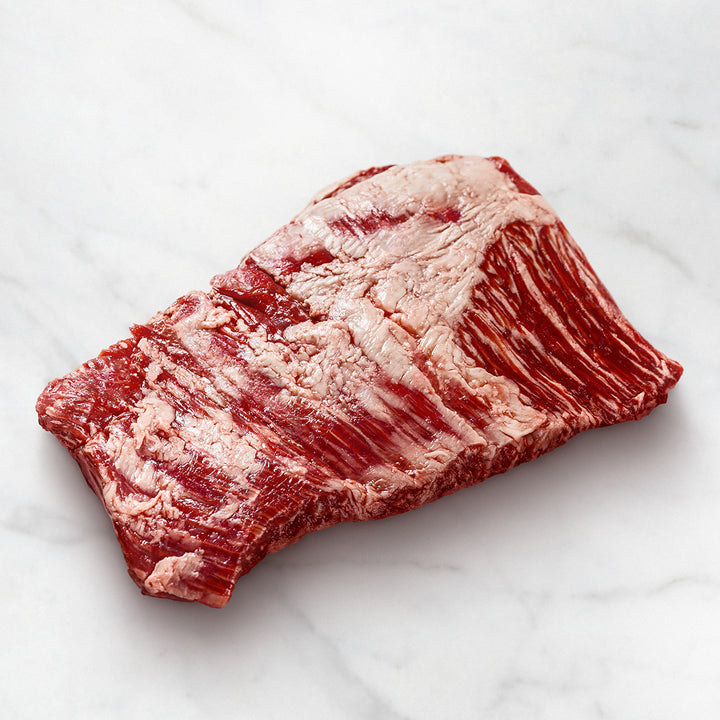 Wagyu-Skirt-Steak auf weißem Hintergrund, stark marmoriert, Insideskirt kaufen - Pfanne - Rind - Sous Vide - online kaufen, Kronfleisch